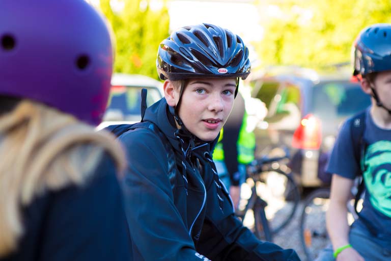 Dreng med cykelhjelm klar til at tage af sted